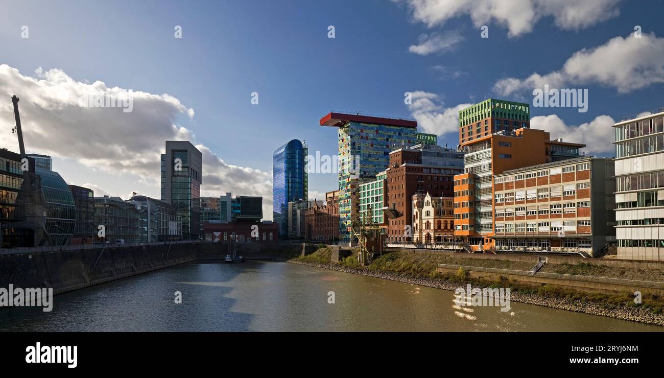 Kontrastierende Architektur im Medienhafen, Düsseldorf, Nordrhein-Westfalen, Deutschland, Europa Stockfoto