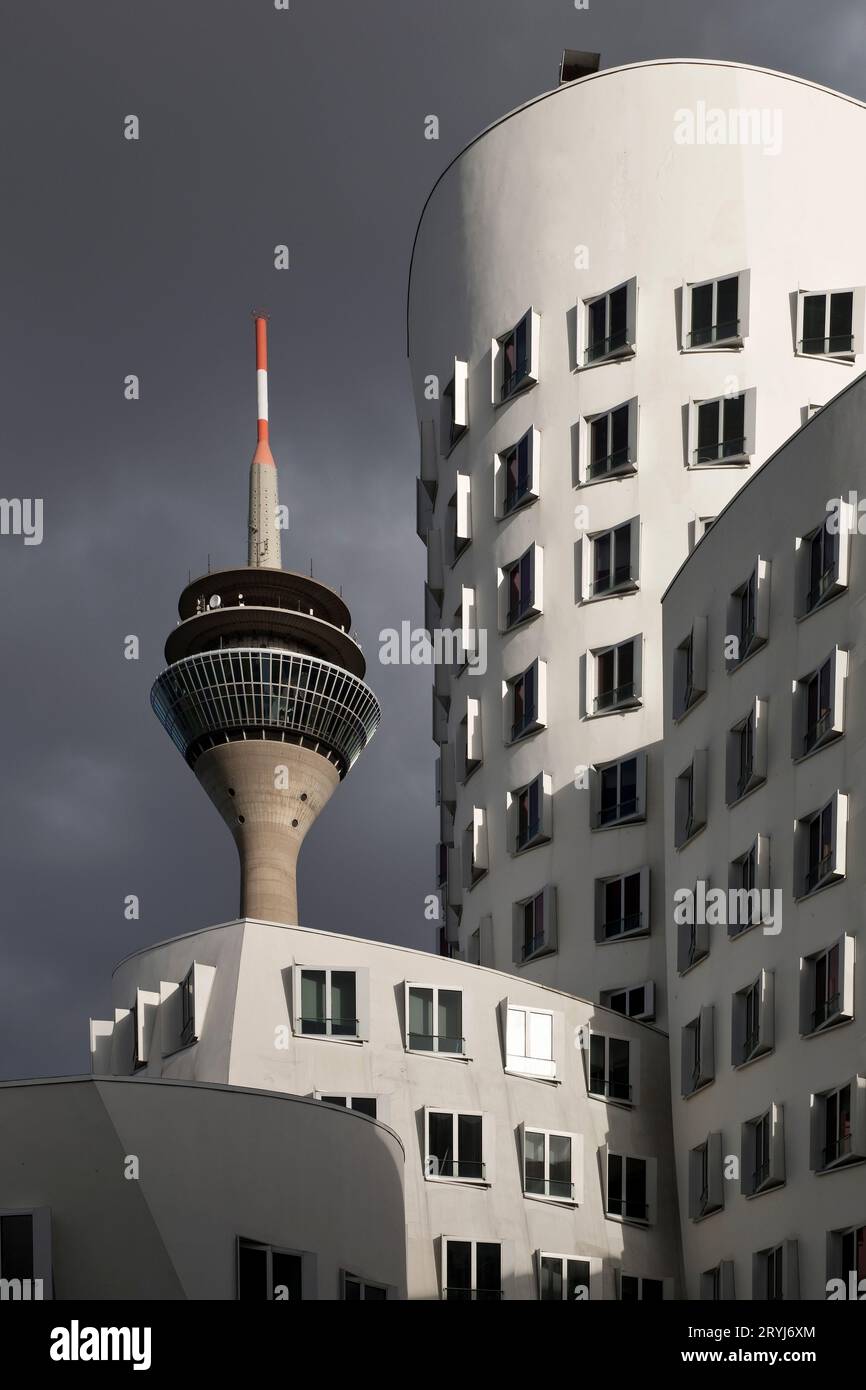 Der Gehry Bau neue Zollhof 3 mit dem Rheinturm, Düsseldorf, Deutschland, Europa Stockfoto