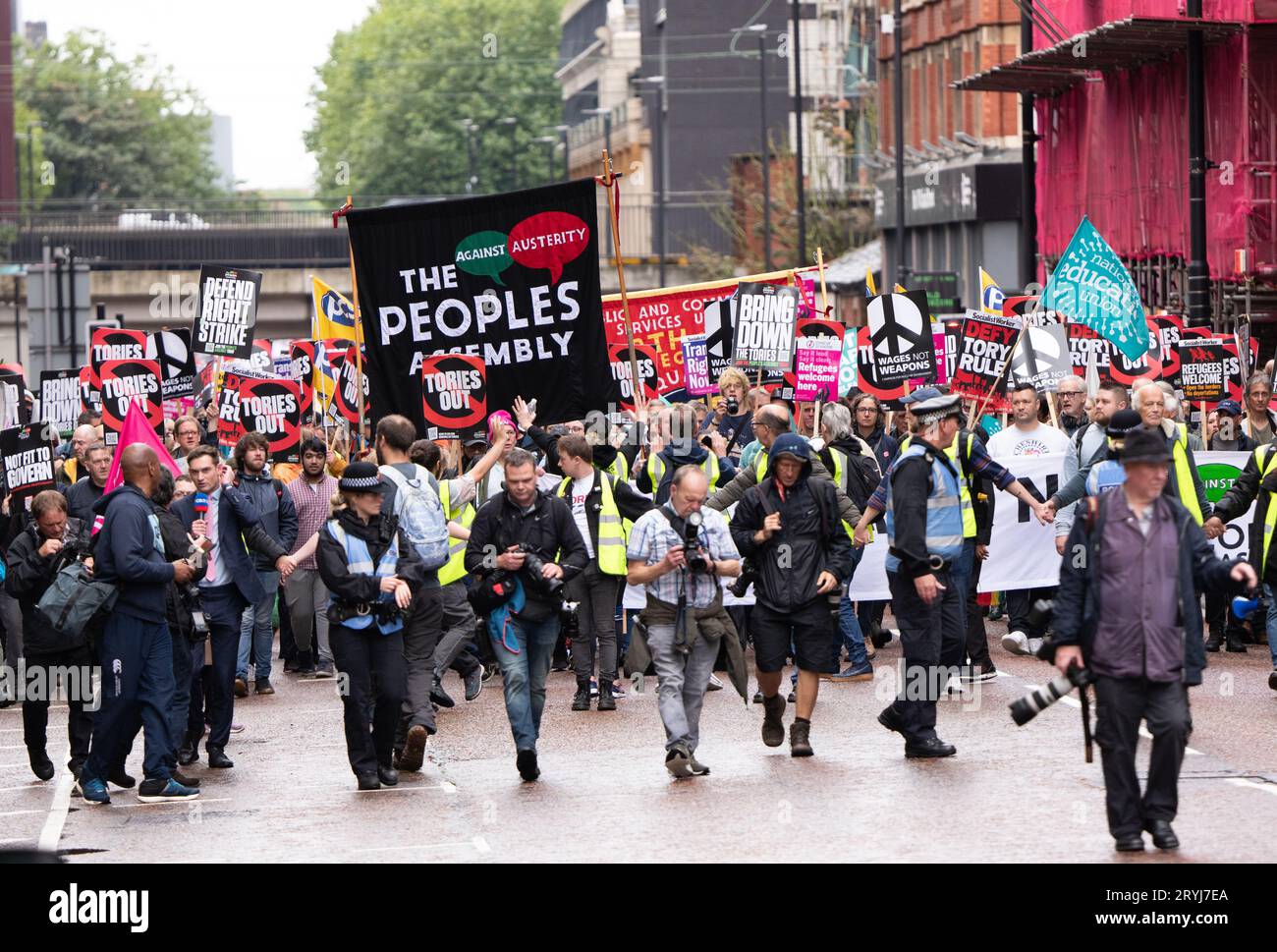 Manchester, Großbritannien. Oktober 2023. Volksversammlungen protestieren im Zentrum von Manchester. Tausende nahmen an einer Kundgebung Teil, die durch das Zentrum von Manchester in der Nähe des Zentrums von Manchester führte und den ersten Tag der Tory-Konferenz 2023 ausrichtete. Manchester UK.Picture: Garyroberts/worldwidefeatures.com Credit: GaryRobertsphotography/Alamy Live News Stockfoto