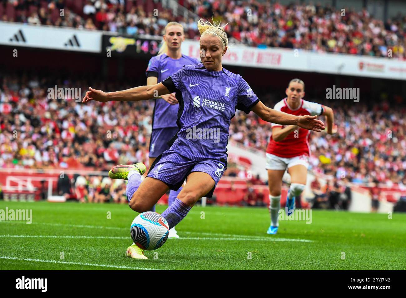 London am Sonntag, den 1. Oktober 2023. Emma Koivisto (2 Liverpool) kontrolliert den Ball während des Barclays FA Women's Super League-Spiels zwischen Arsenal und Liverpool im Emirates Stadium, London am Sonntag, den 1. Oktober 2023. (Foto: Kevin Hodgson | MI News) Credit: MI News & Sport /Alamy Live News Stockfoto