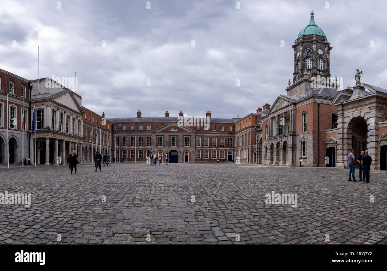 Panoramablick auf die Altstadt der Trinity College University mit klassischer Architektur Stockfoto