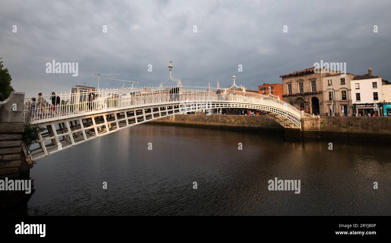 Berühmtes Wahrzeichen der Ha-Penny-Brücke über den Fluss liffey Dublin, irland. Stockfoto