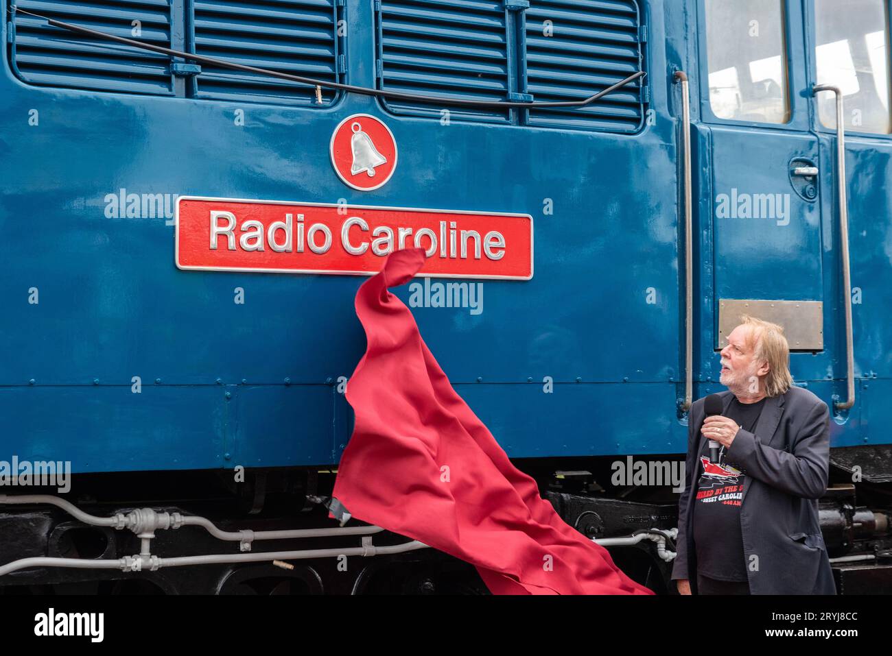 Rick Wakeman enthüllt eine Lokomotive namens Radio Caroline im Mangapps Railway Museum in der Nähe von Burnham auf Crouch, Essex, Großbritannien. Stockfoto
