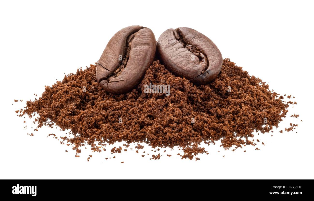Ein Haufen gemahlener Kaffee und Kaffeebohnen, isoliert auf weißem Hintergrund Stockfoto