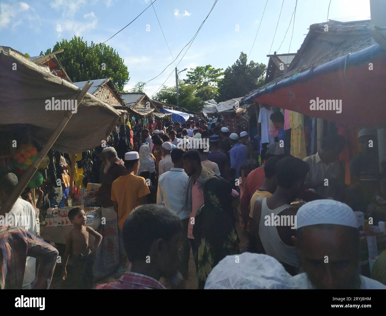 rohingya Flüchtlingsmenge auf dem Markt des Lagers Stockfoto