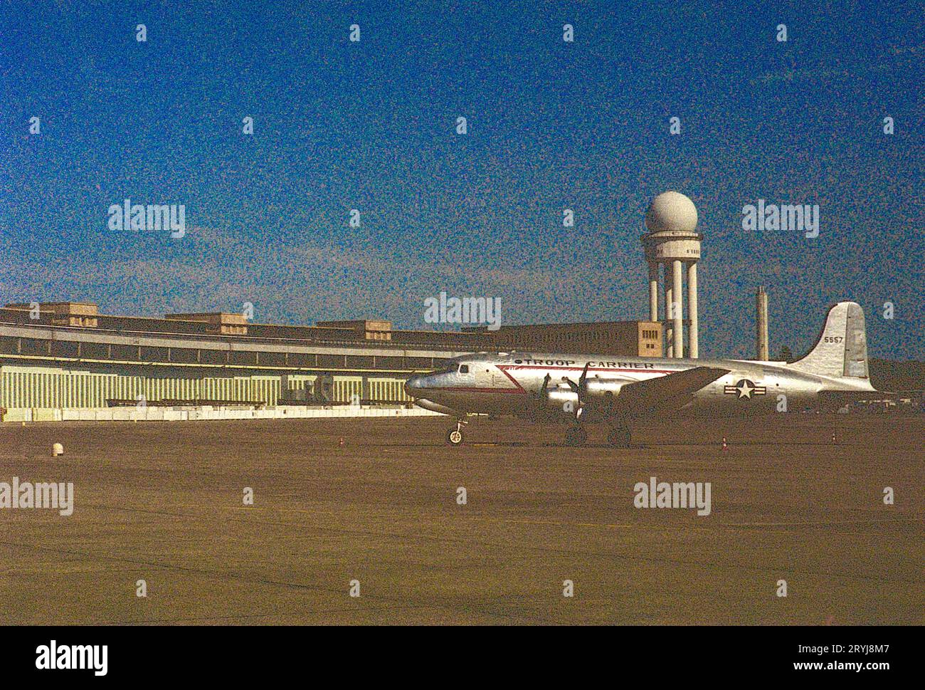 Ein Douglas C47 Airtrain Military C3 Flugzeug aus den 1940er Jahren, montiert auf der Plattform des Tempelhof Airfield. Berlin, Deutschland, Bild aufgenommen auf Analog Color Film. Stockfoto