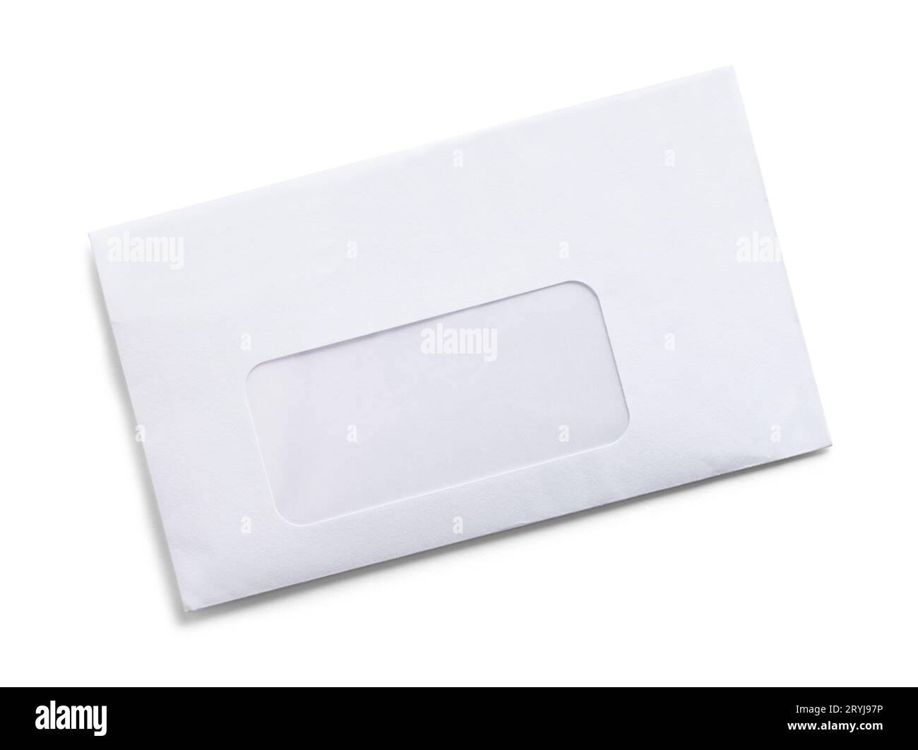 Kleiner weißer Briefumschlag mit Ausschnitt auf weiß. Stockfoto