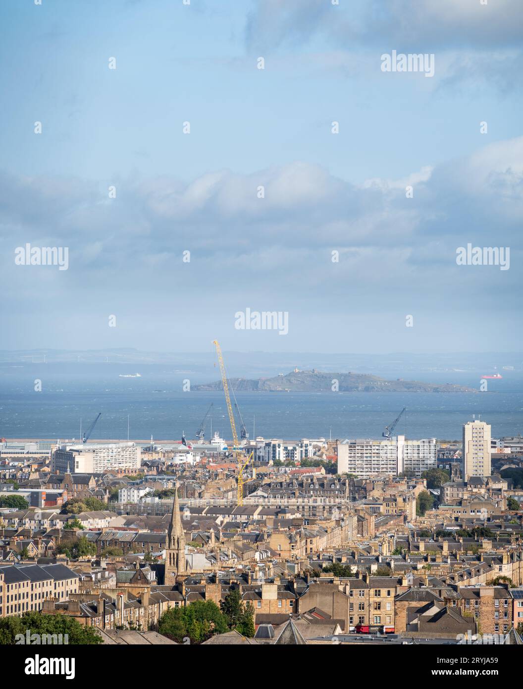 Edinburgh, Schottland, Großbritannien - Blick von Calton Hill nach Leith und River Forth (mit Cables Wynd House (Banana Flats) und Linksview House Stockfoto
