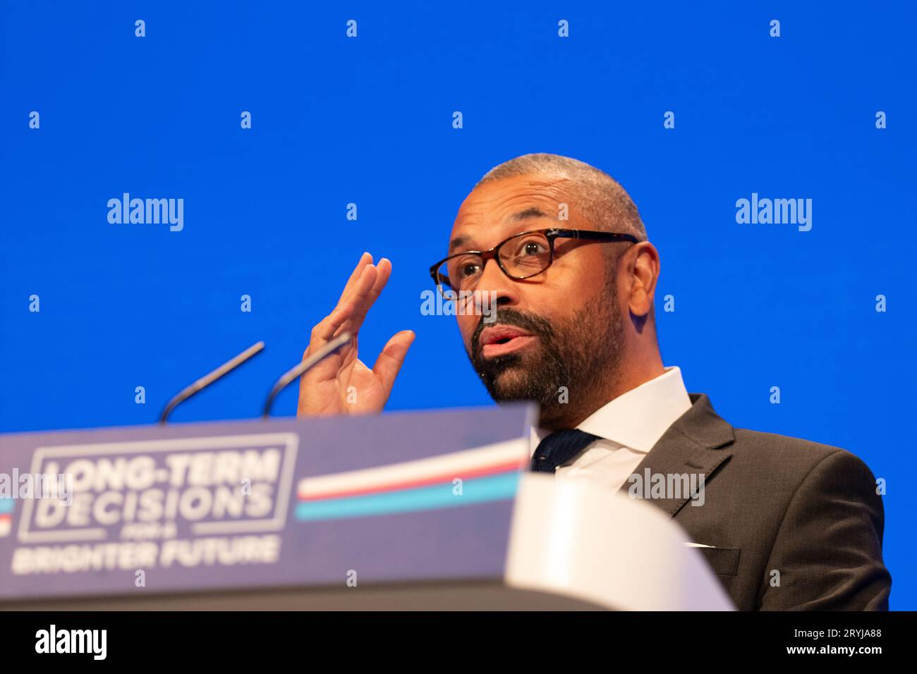 Manchester, Großbritannien. Oktober 2023. James geschickt Staatssekretär für auswärtige Angelegenheiten, Commonwealth und Entwicklungsfragen. Manchester Central Centre am ersten Tag der Tory-Konferenz 2023. Manchester UK.Picture: Garyroberts/worldwidefeatures.com Credit: GaryRobertsphotography/Alamy Live News Stockfoto