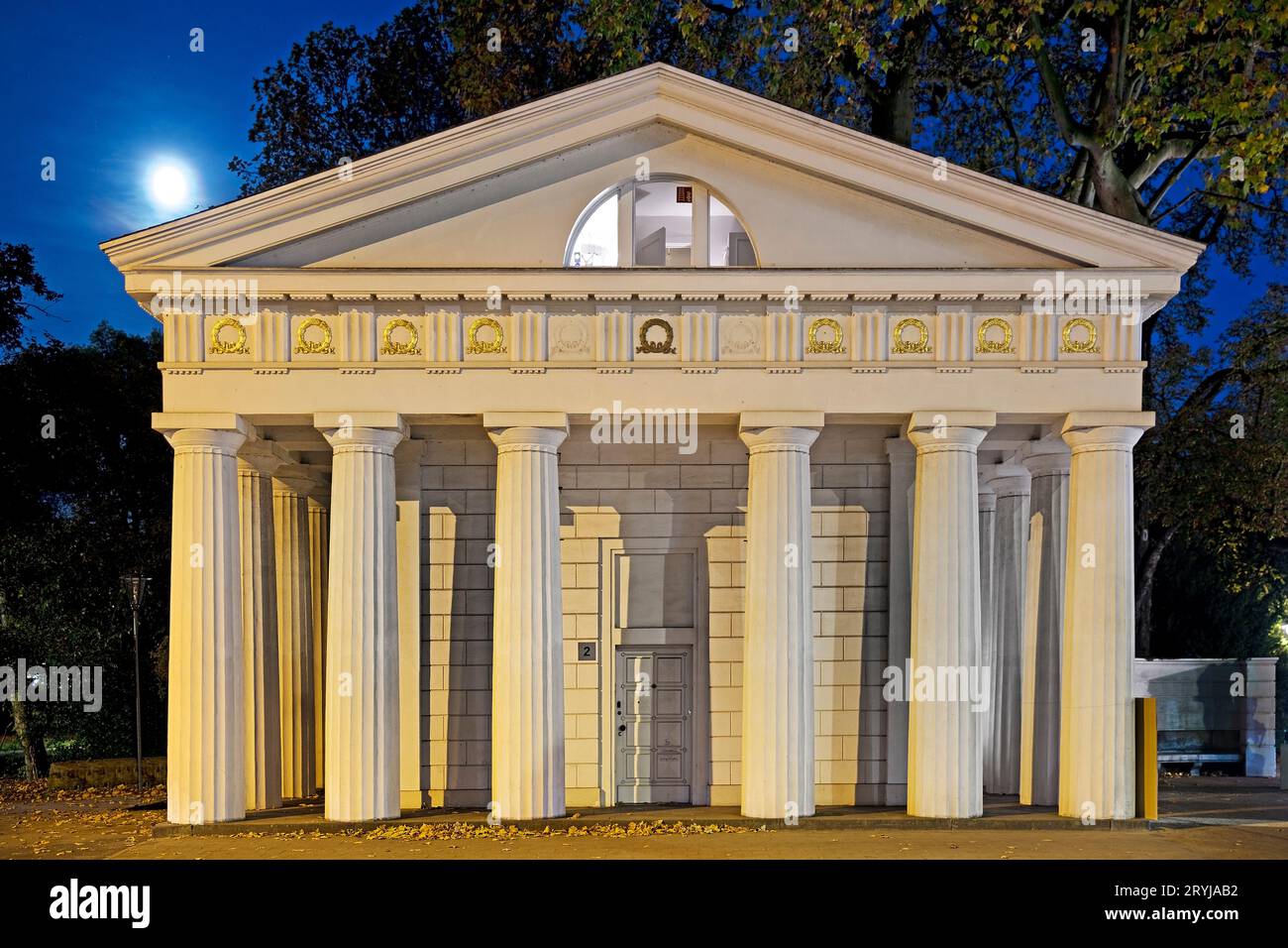 Dieses beleuchtete Ratinger Tor in der Daemmerung mit Vollmond, Düsseldorf, Deutschland, Europa Stockfoto