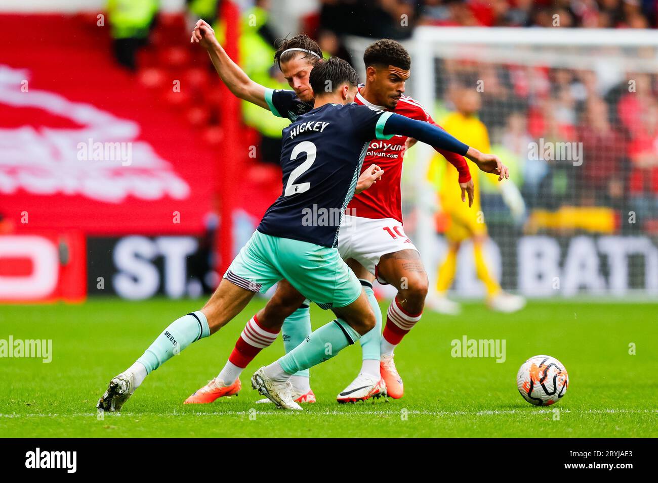 Das Stadtgebiet, Nottingham, Großbritannien. Oktober 2023. Premier League Football, Nottingham Forest versus Brentford; Morgan Gibbs-White of Nottingham Forest hält Aaron Hickey of Brentford ab: Action Plus Sports/Alamy Live News Stockfoto