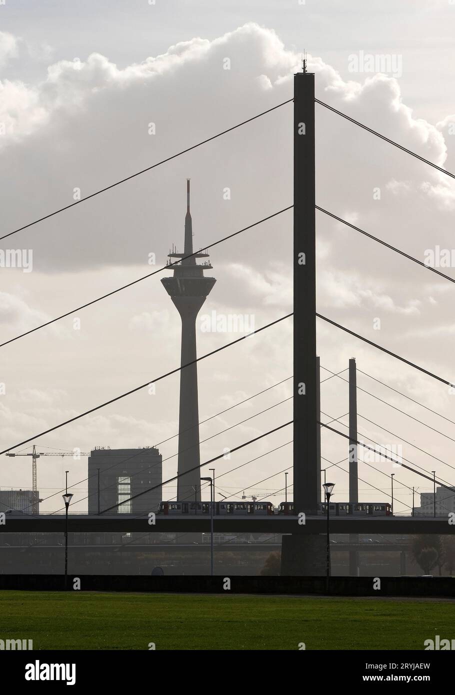 Der Rheinturm und die Rheinkniebruecke, Düsseldorf, Nordrhein-Westfalen. Deutschland, Europa Stockfoto