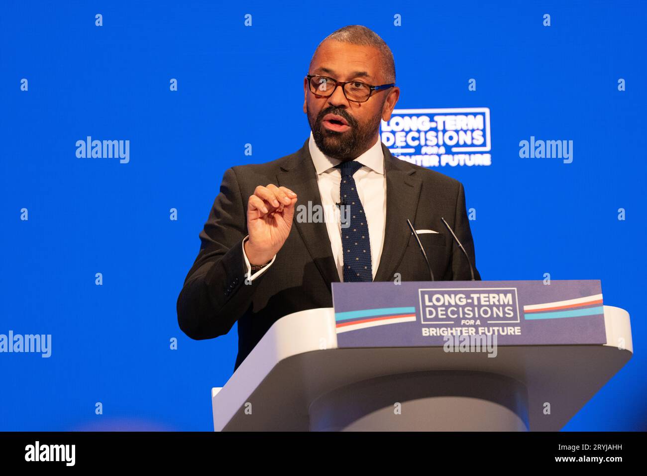 Manchester, Großbritannien. Oktober 2023. James geschickt Staatssekretär für auswärtige Angelegenheiten, Commonwealth und Entwicklungsfragen. Manchester Central Centre am ersten Tag der Tory-Konferenz 2023. Manchester UK.Picture: Garyroberts/worldwidefeatures.com Credit: GaryRobertsphotography/Alamy Live News Stockfoto