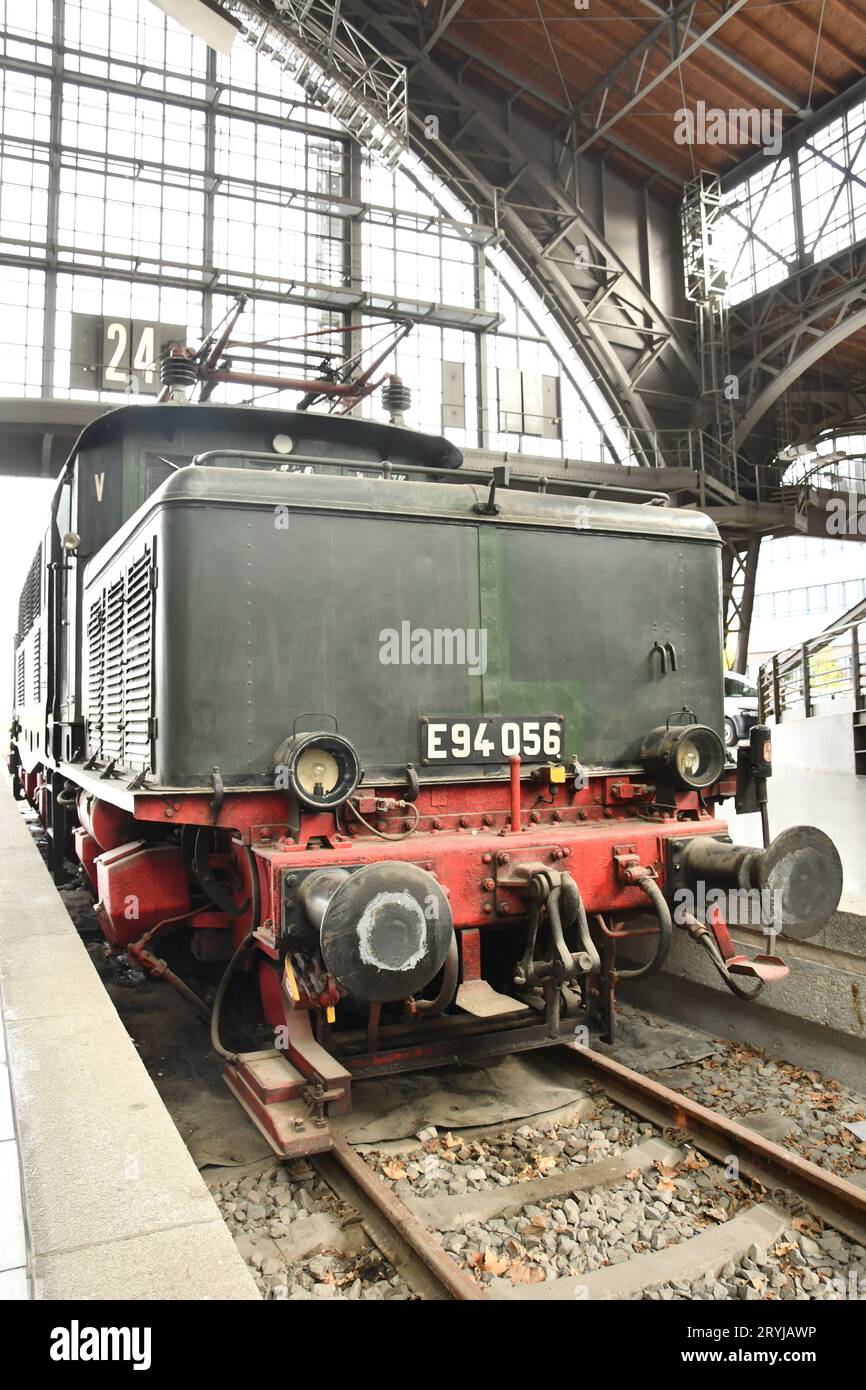 Vertikale Aufnahme einer historischen traditionellen Lokomotive am Museumsbahnhof Leipzig Stockfoto