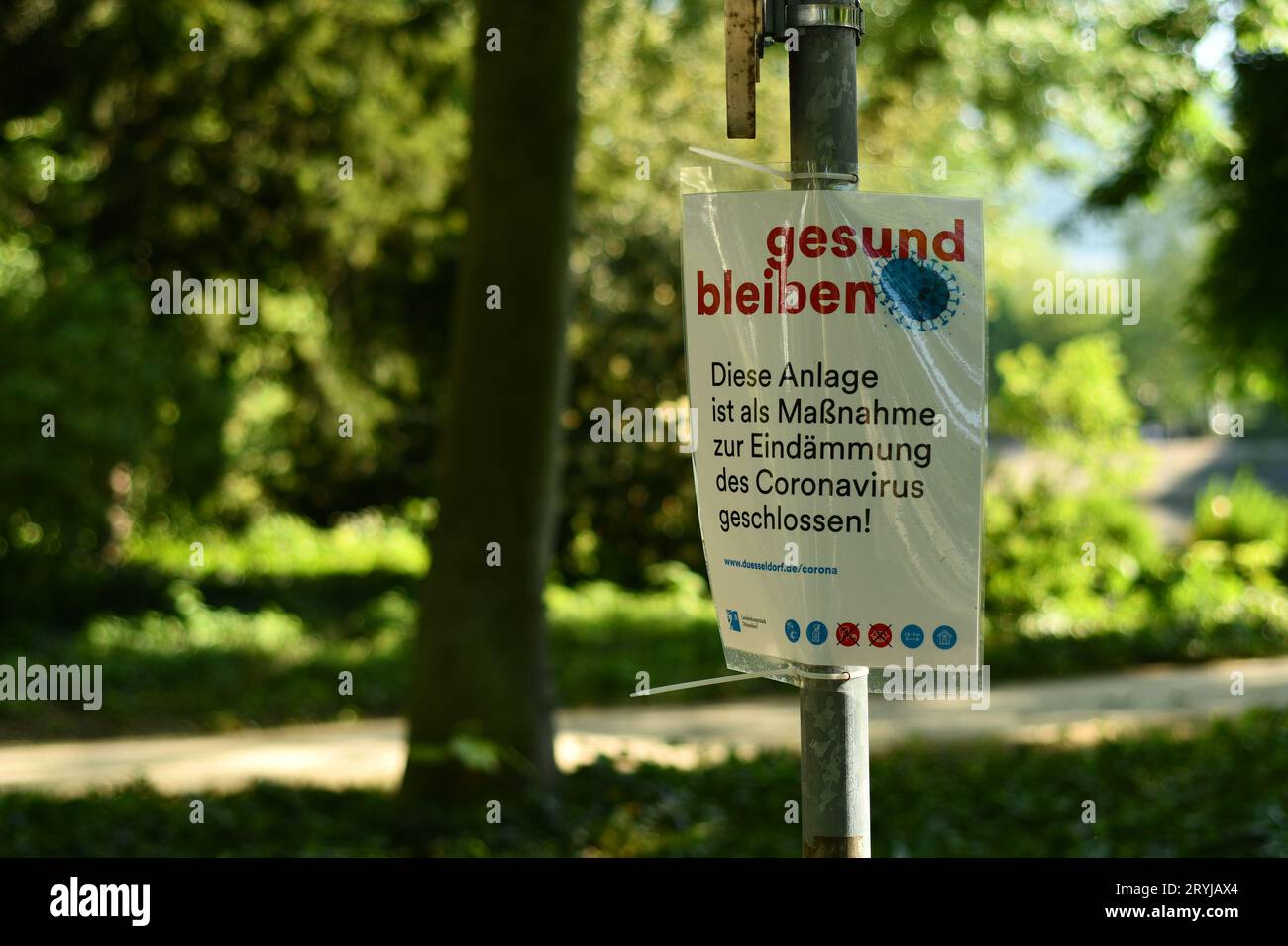Bleiben Sie gesund Schild mit Covied-19 mit Hinweisen und Regeln in einem Park in Düsseldorf Stockfoto