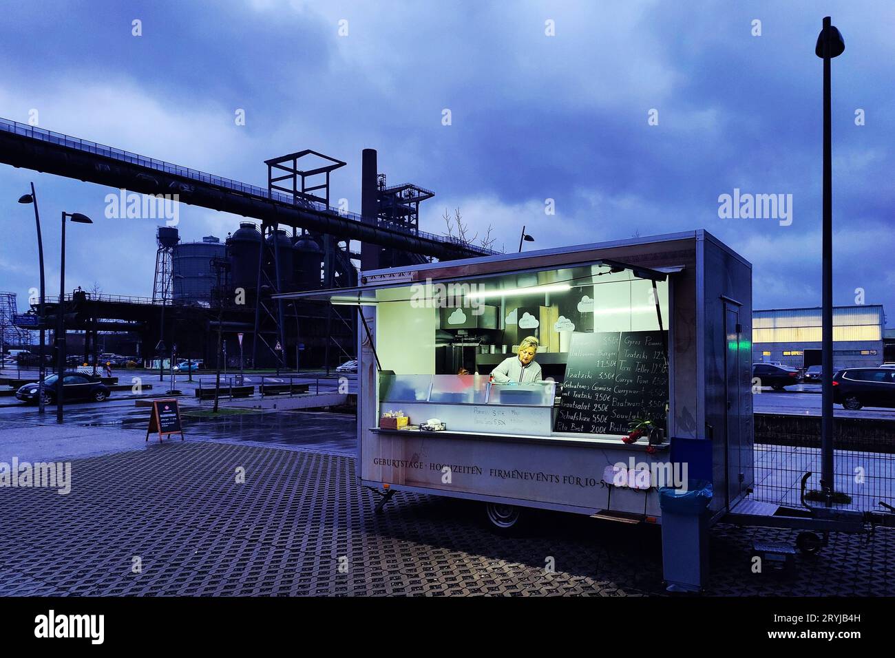 Vor der Snackbar vor dem Hochofen Phoenix West in der Abenddämmerung, Dortmund, Deutschland, Europa Stockfoto