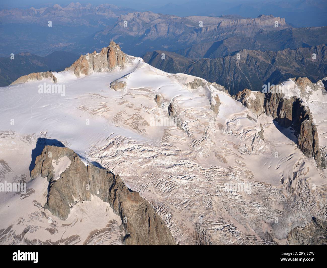 LUFTAUFNAHME. Aiguille du Midi (3842 m) und Vallée Blanche-Gletscher. Chamonix Mont Blanc, Haute-Savoie, Auvergne-Rhône-Alpes, Frankreich. Stockfoto