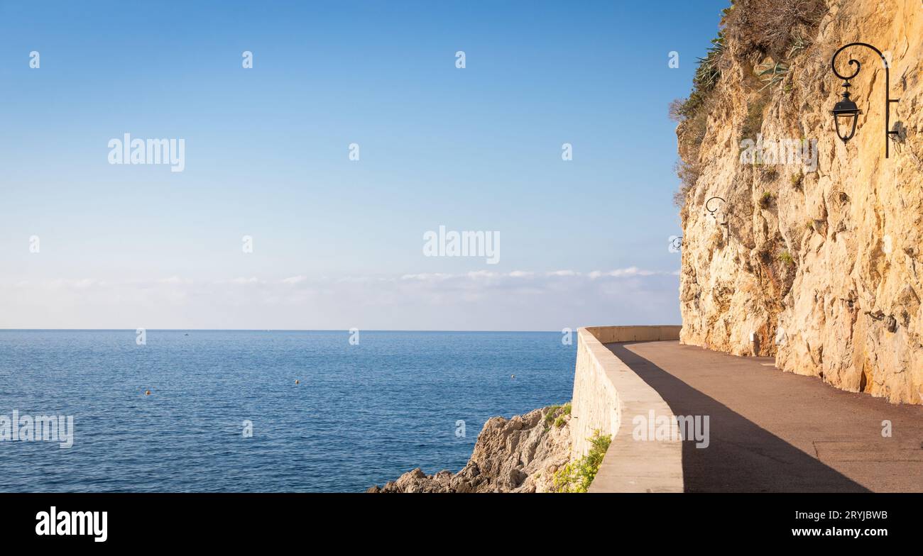 Promenade vor dem Meer. Blauer Himmel am Meer. Konzept von Reisen, Abenteuer, Freiheit. Stockfoto