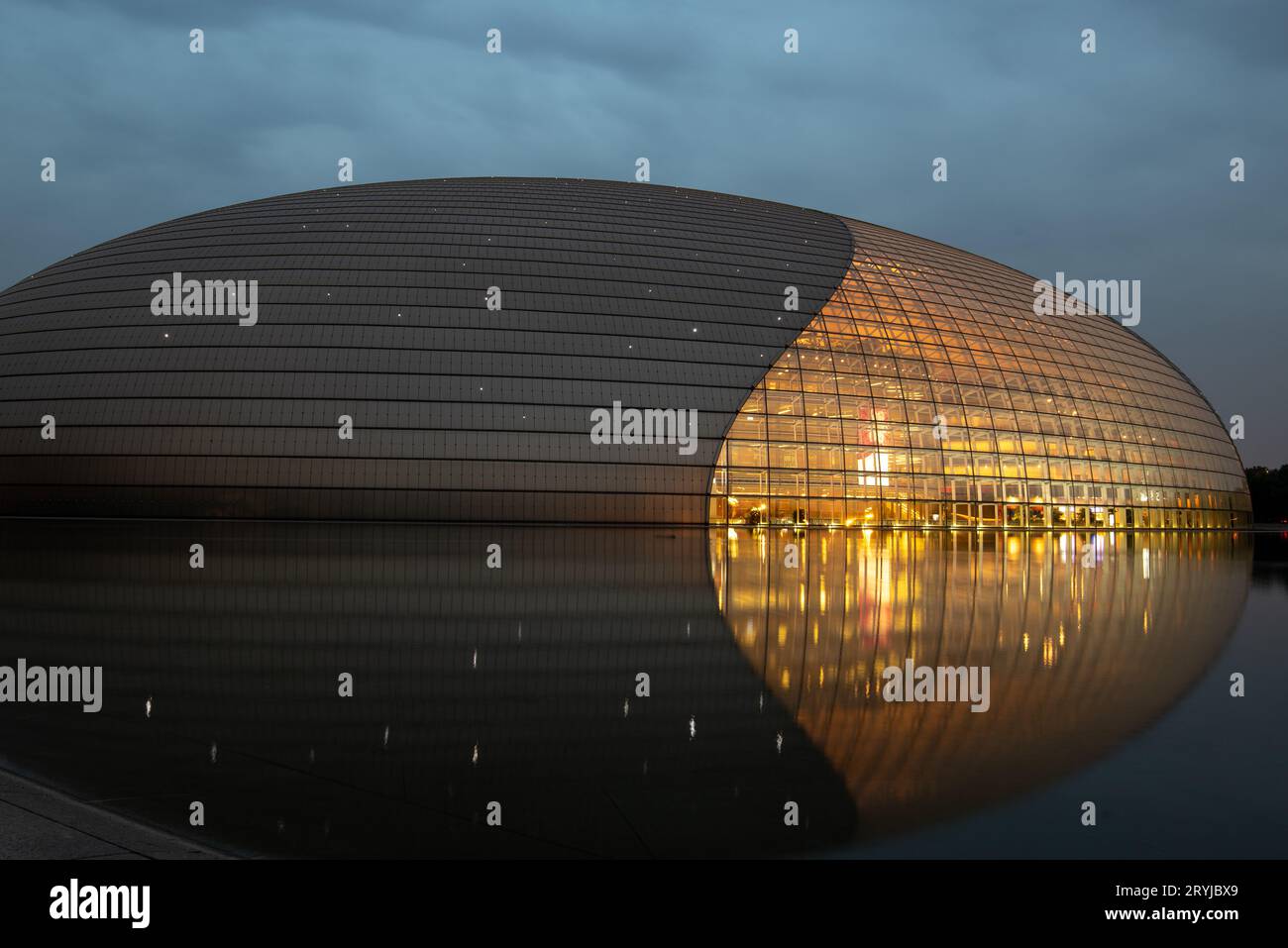 Nachtsicht auf das National Centre for the Performing Arts ncpa , beschrieben als Peking, China. Stockfoto