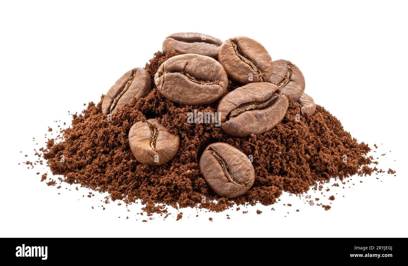 Ein Haufen gemahlener Kaffee und Kaffeebohnen, isoliert auf weißem Hintergrund Stockfoto