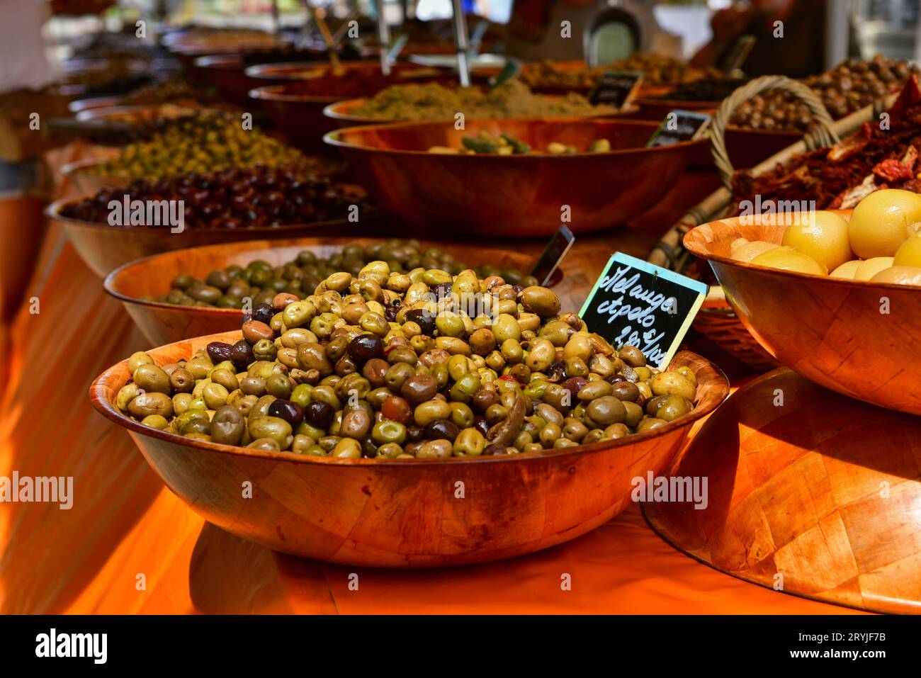 Eingelegte Oliven auf dem Bauernmarkt von Ajaccio, Napoleons Heimatstadt, Korsika, Frankreich, Juli 2016 Stockfoto