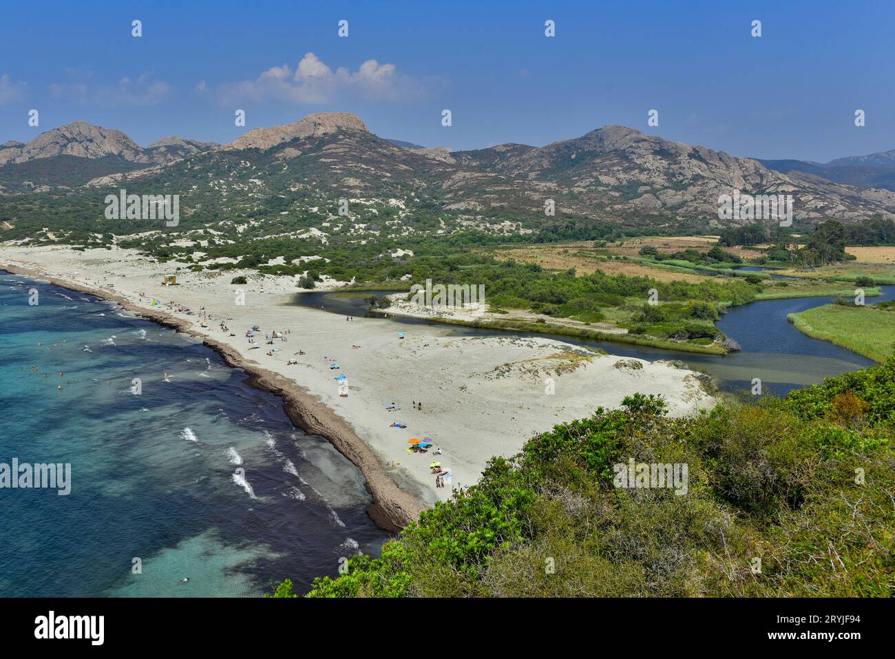 Plage de l'Ostriconi, Palasca, Korsika, Frankreich. Leicht einer der malerischsten Strände im Mittelmeer. Besser zum Surfen als zum Schwimmen. Stockfoto