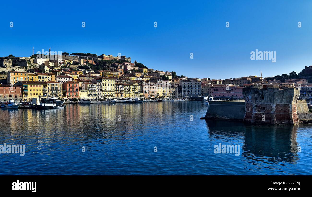 Portoferraio in Elba, Ankunft aus Bastia, Korsika mit einer Fähre am frühen Morgen. Elba, Italien, Juli 2012 Stockfoto