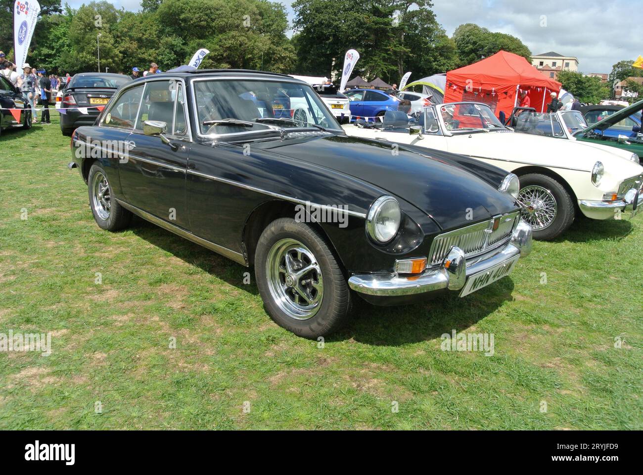 Ein 1981-MG-BGT parkt auf der englischen Riviera Oldtimer-Show in Paignton, Devon, England, Großbritannien. Stockfoto
