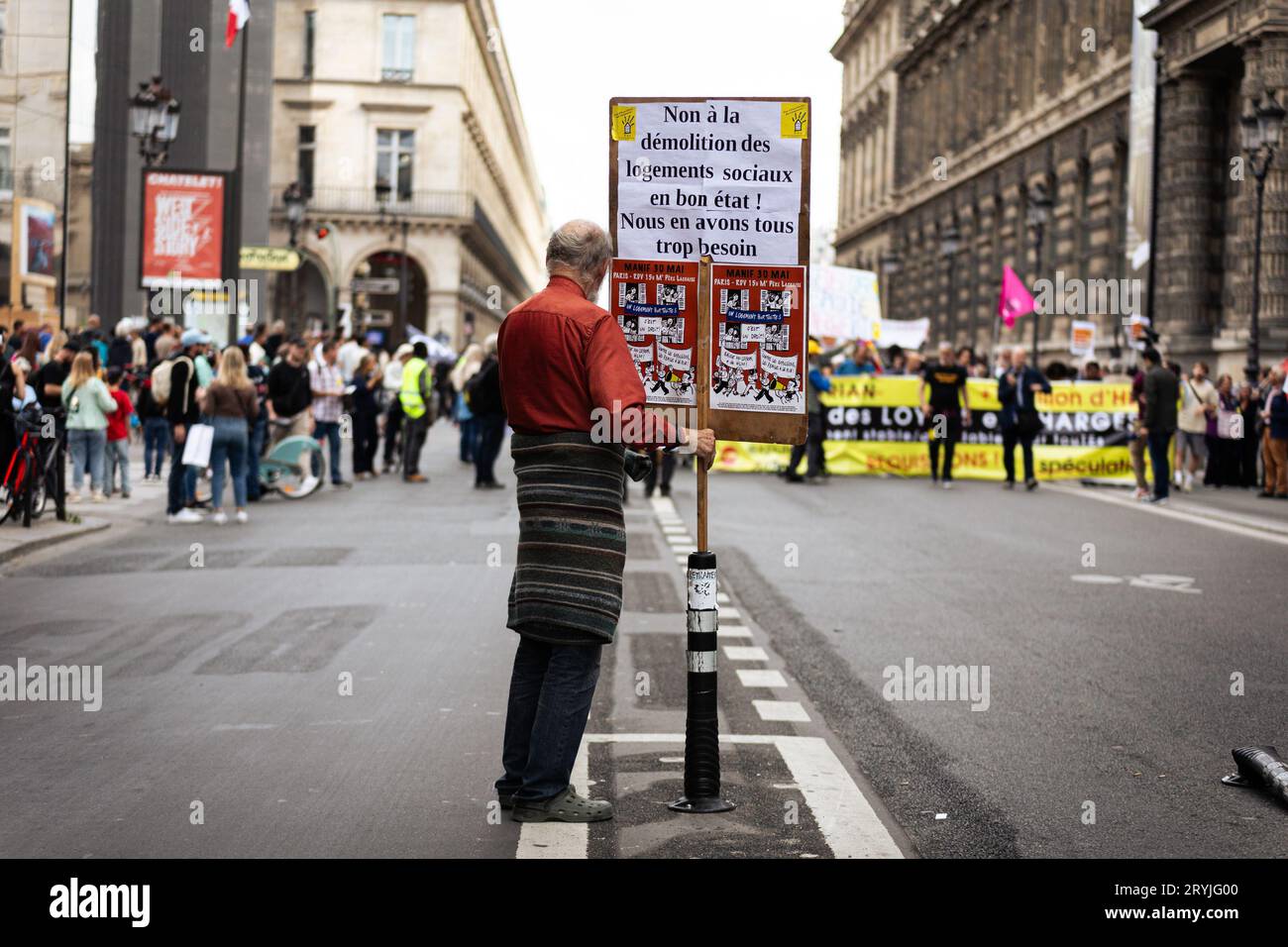 Paris, Frankreich. September 2023 30. Ein Demonstrant sah, wie er während der Demonstration gegen Immobilienspekulationen ein Schild mit der Aufschrift „Nein zu Abrissen von Sozialwohnungen“ hielt. Die Demonstration zur Nachfragerückführung bei Mieten, Energiepreisen und erschwinglicheren Wohnungen in Frankreich fand in der Place du Chatelet in Paris statt. Hunderte von Menschen versammelten sich, um gegen Immobilienspekulationen, Wohnungskrise, das Darmanin-Gesetz und das Kasbarische Gesetz zu protestieren. (Credit Image: © Telmo Pinto/SOPA Images via ZUMA Press Wire) NUR REDAKTIONELLE VERWENDUNG! Nicht für kommerzielle ZWECKE! Stockfoto