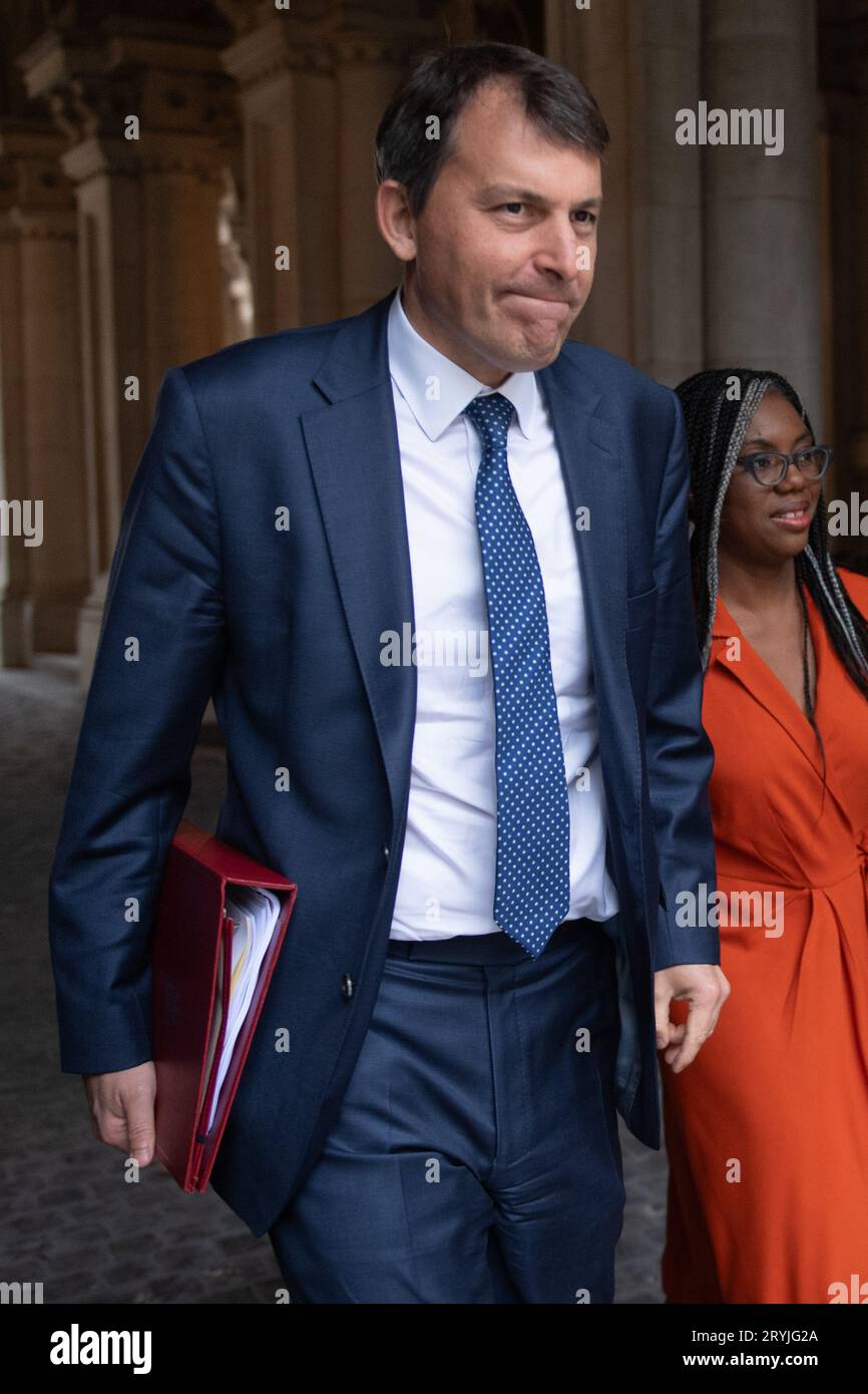 London, Großbritannien. September 2023. John Glen – Chief Secretary to the Treasury (L), Kemi Badenoch – Secretary of State for Business and Trade – trifft für ein cabi ein Stockfoto