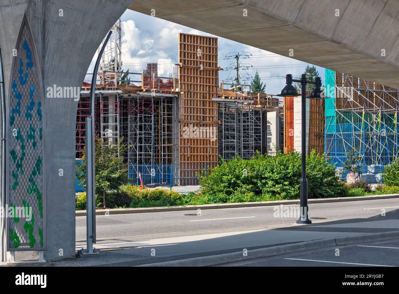 Stadtstraße mit dem Bau und dem Schienenverkehr oben Stockfoto