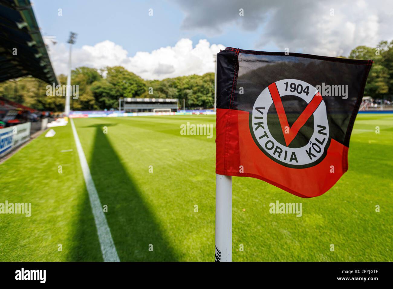 Köln, Deutschland. September 2023. firo : 23.09.2023, Fußball, 3. Liga, 3. Bundesliga, Saison 2023/2024, FC Viktoria Köln - MSV Duisburg FC Viktoria Köln Stadion, Innenansicht, Übersicht, Stadionübersicht, Eckflagge, Branding, Logo, Credit: dpa/Alamy Live News Stockfoto