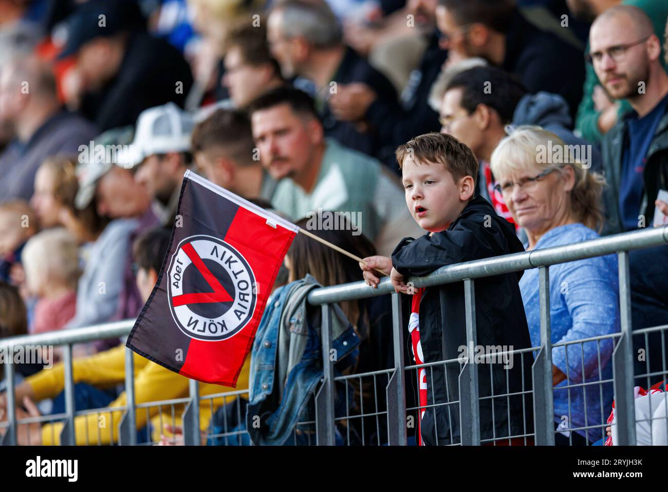 Köln, Deutschland. September 2023. firo: 23.09.2023, Fußball, 3. Liga, 3. Bundesliga, Saison 2023/2024, FC Viktoria Köln - MSV Duisburg Fankurve, Fanblock, Flagge, Branding, Logo, symbolisches Foto, allgemein, Einleger, Feature, Kredit: dpa/Alamy Live News Stockfoto