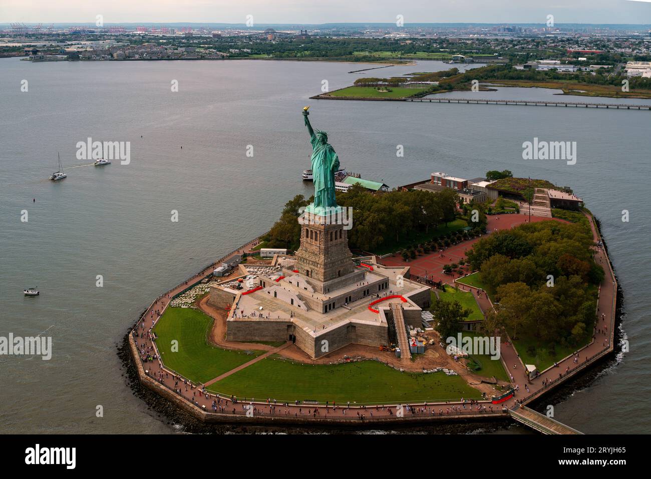 Luftbild über die Lady Liberty Statue auf der Freiheitsinsel New York ctiy. Dieses Denkmal ist die Freiheitsstatue in den USA: Stockfoto