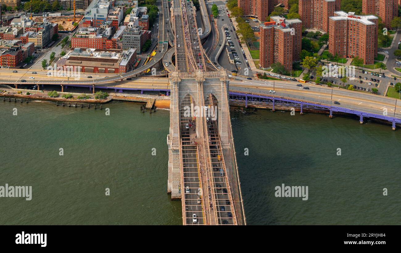Fantastische goldene Stunde Blick auf die Giant Brooklyn Brücke über den East River in New York City. Diese Brücke verbindet Manhattan und Brooklyn. Stockfoto