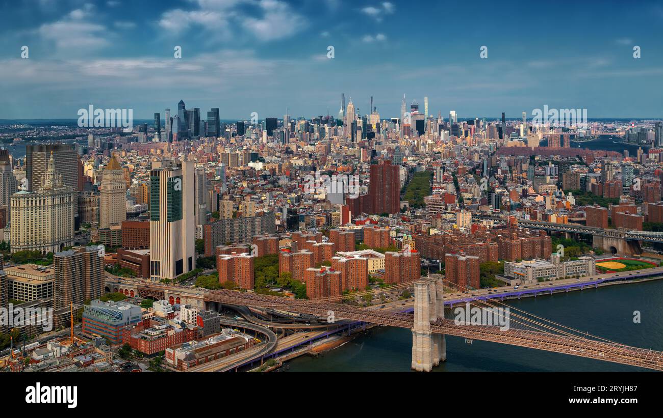 Luftaufnahme über die Brooklyn Bridge in Newy York City, Lower Manhattan. Neben dem One World Trade Center Gebäude. Diese Brücke verbindet Manhattan Stockfoto