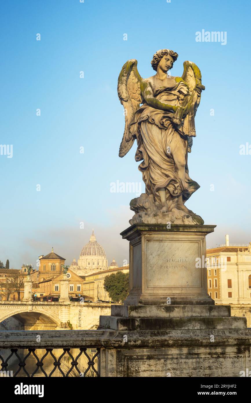 Ein wunderschöner Engel mit Kreuz auf der Brücke der Engelsburg in Rom Stockfoto