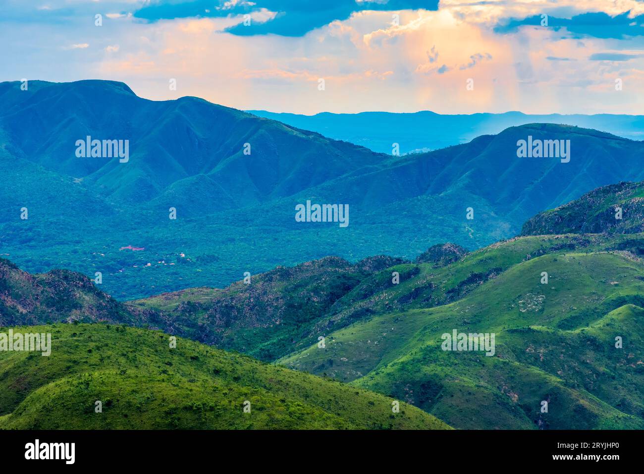 Berglinien und Horizont im Bundesstaat Minas Gerais Stockfoto