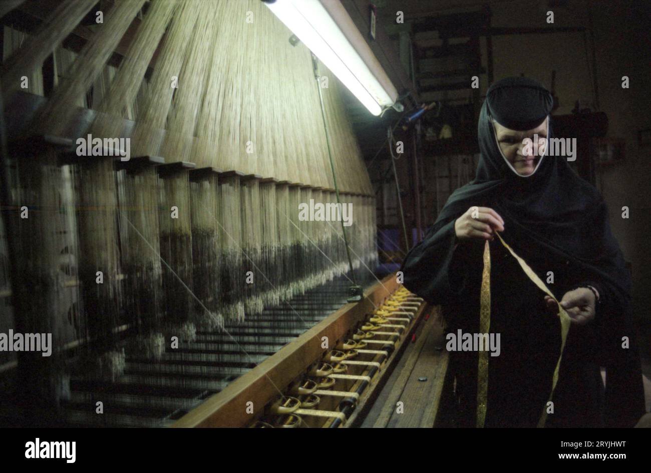 Ilfov County, Rumänien, 1990. Handbetriebener Jacquard-Webstuhl in der Textilwerkstatt im Kloster Tiganesti, wo liturgische Gewänder hergestellt werden. Stockfoto