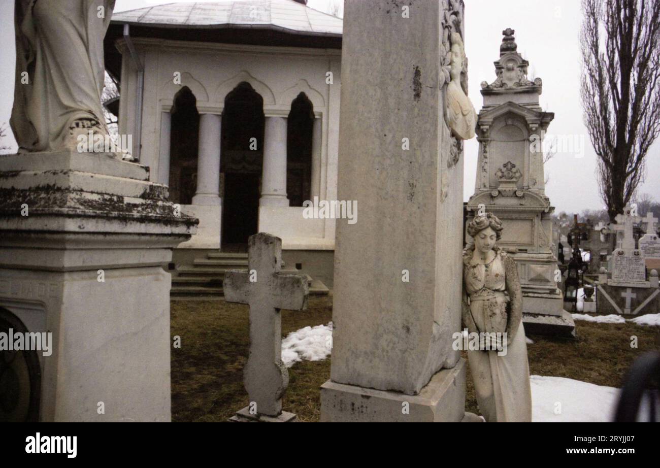 Ilfov County, Rumänien, 1990. Alte Grabdenkmäler auf dem Friedhof des Klosters Tiganesti, mit der Kirche von 1817 auf der Rückseite. Stockfoto