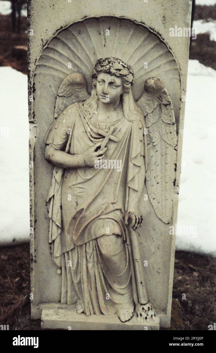 Ilfov County, Rumänien, 1990. Alte Grabdenkmäler auf dem Friedhof des Klosters Tiganesti. Stockfoto