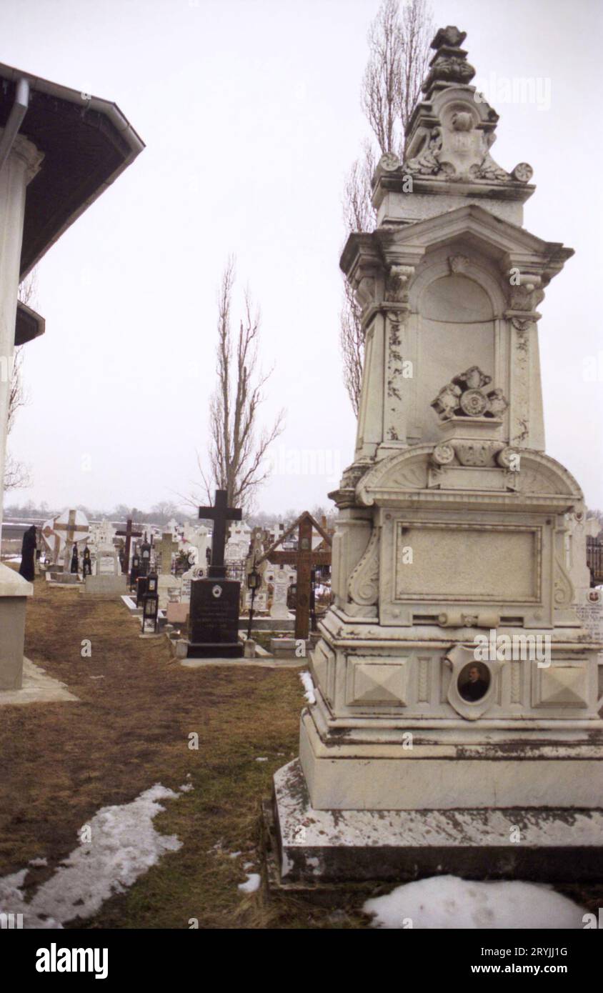 Ilfov County, Rumänien, 1990. Alte Grabdenkmäler auf dem Friedhof des Klosters Tiganesti. Stockfoto