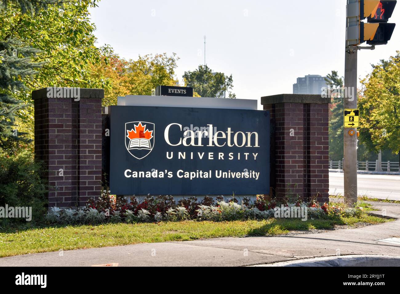 Ottawa, Kanada - 30. September 2023: Schild am Eingang zur Carleton University, einer öffentlichen Forschungsuniversität mit über 65 Studiengängen. Die Carlet Stockfoto