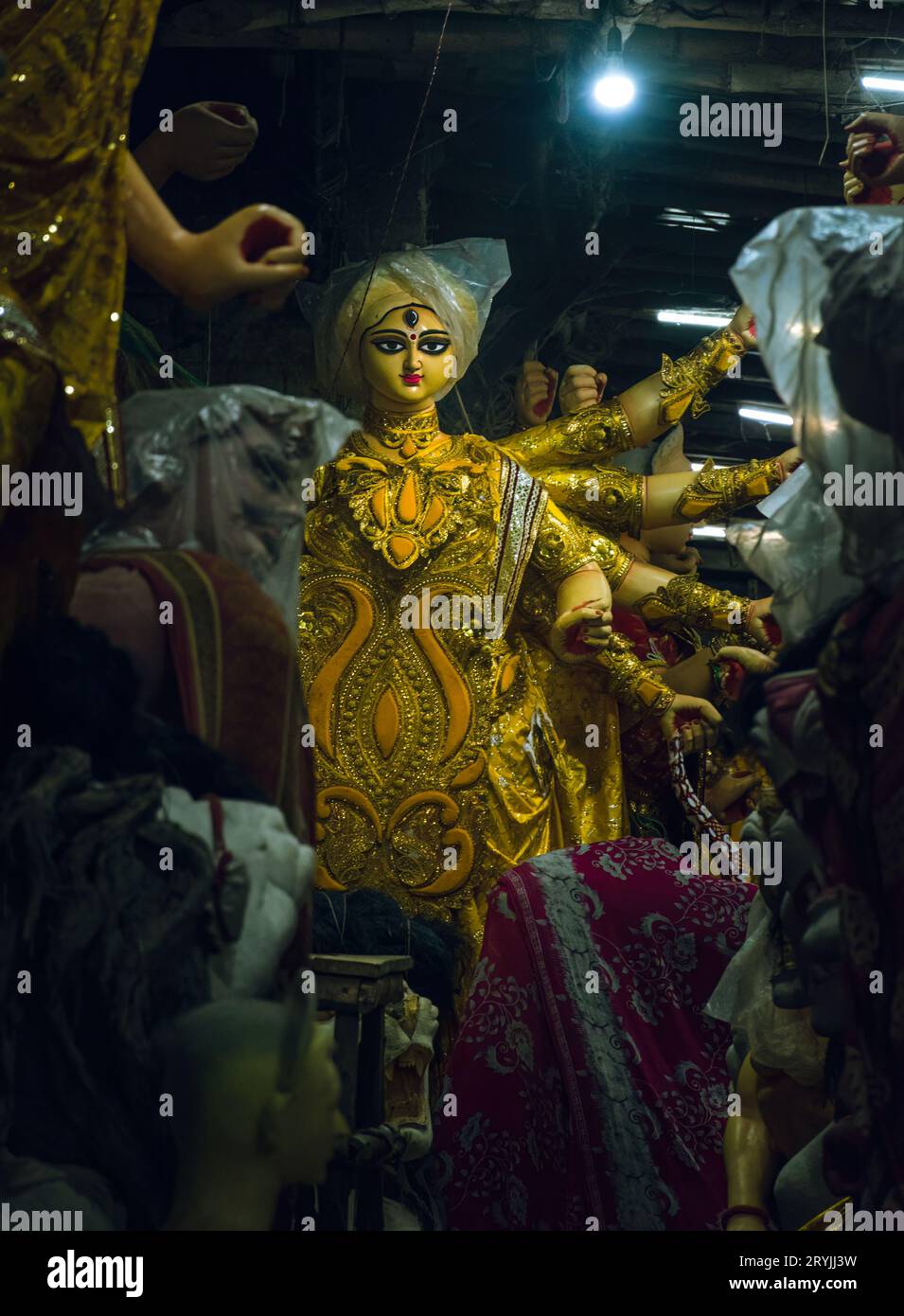 Idol von Devi Durga in Plastik verpackt in Kumartuli, Kolkata. Selektiver Fokus Stockfoto
