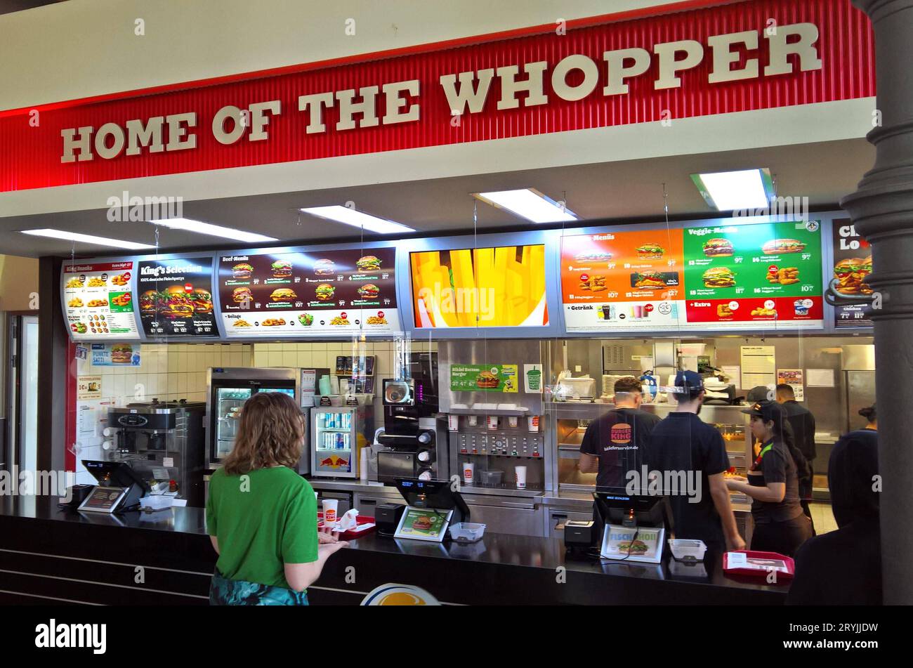 Burger King, Fastfood-Restaurant - Heimstadion des Whopper. Burger King ist eine US-amerikanische Schnellrestaurantkette mit Sitz im Miami-Dade County, Florida, die als Systemgastronomie ein weltweites Restaurantnetz aufgebaut hat. Die rund 17800 Restaurants werden zu rund 90 Prozent von selbständigen Franchisepartnern geführt. Burger King gehört zusammen mit Tim Hortons und Popeyes Louisiana Kitchen zu Restaurant Brands International, die ihren Sitz im kanadischen Oakville hat *** Burger King, Fast Food Restaurant Home of the Whopper Burger King ist eine amerikanische Fast-Food-Restaurantkette mit Sitz in Oakville Stockfoto