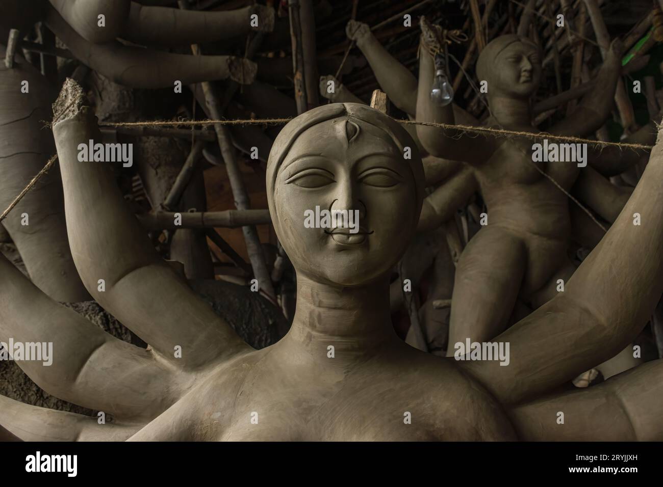 Ein Lehmidol der Göttin Durga zur Vorbereitung des Durga-Puja-Festivals in Kumartuli, Kolkata. Selektiver Fokus. Stockfoto