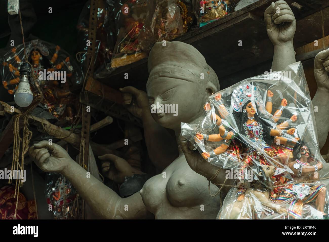 Verschiedene Tonidole von devi Durga in Kumartuli, Kolkata. Selektiver Fokus Stockfoto