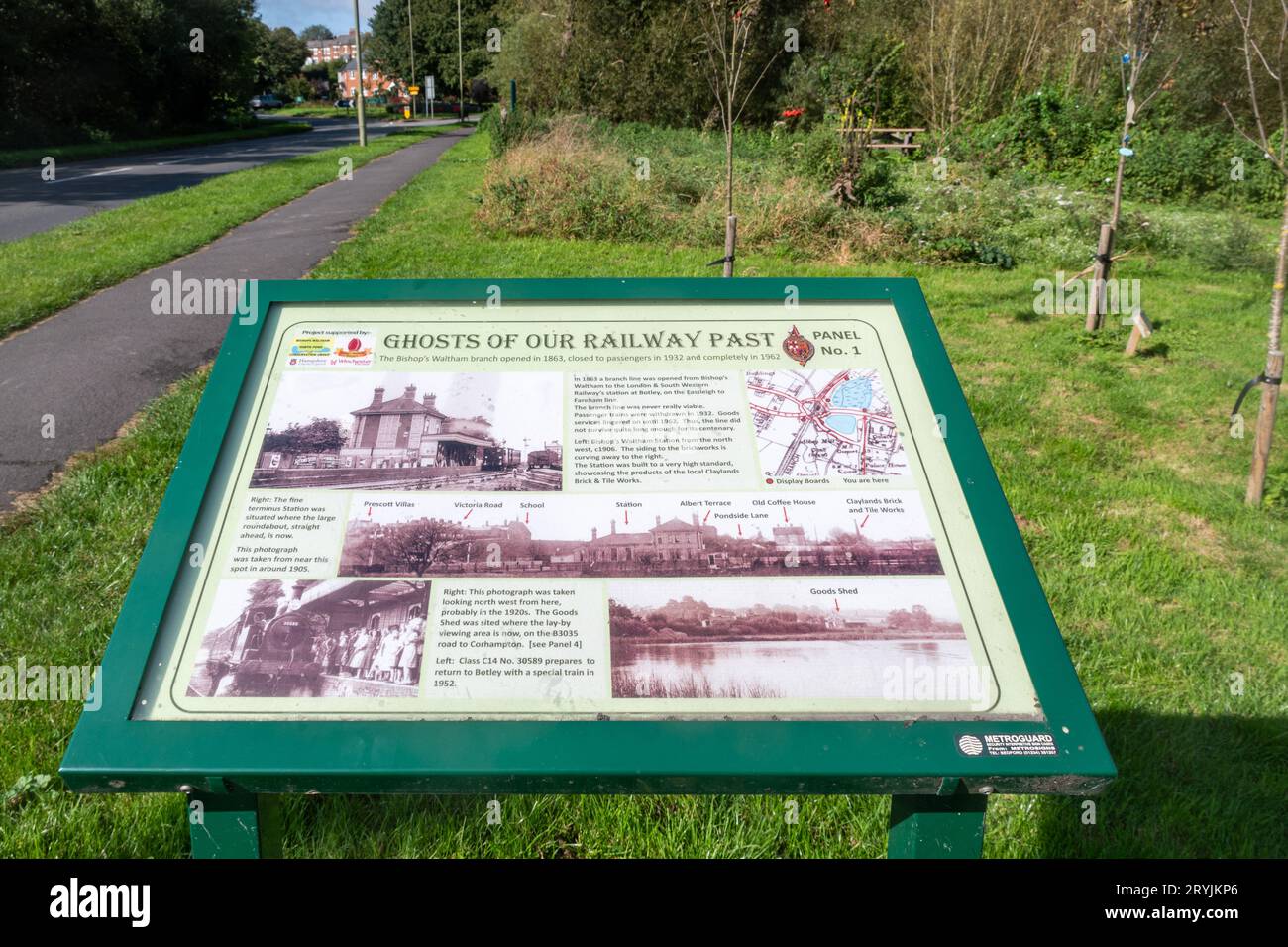 Informationstafel über die Eisenbahngeschichte von Bishop's Waltham, Hampshire, England, Großbritannien Stockfoto