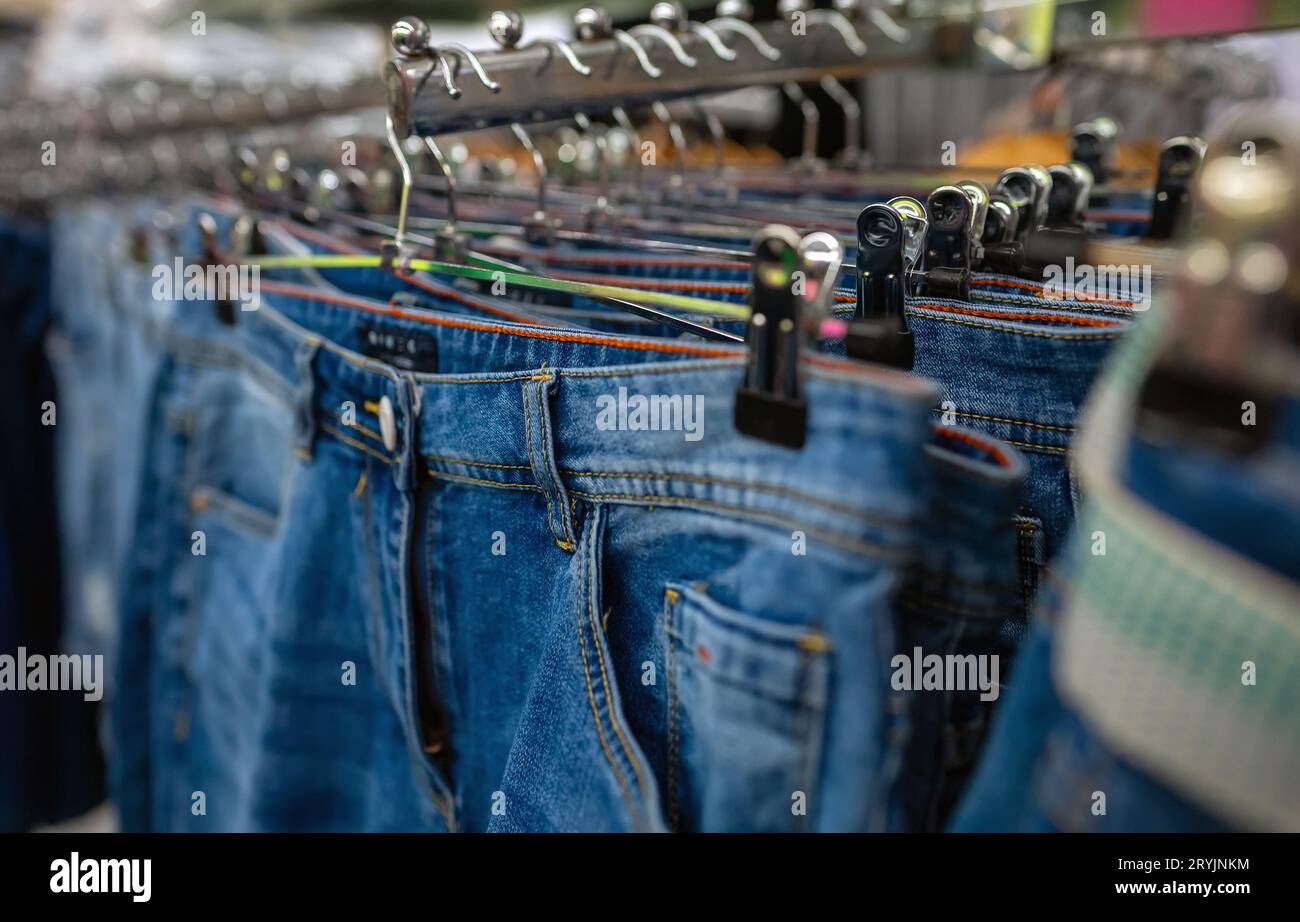 Regal mit Jeans im Bekleidungsgeschäft. Stockfoto