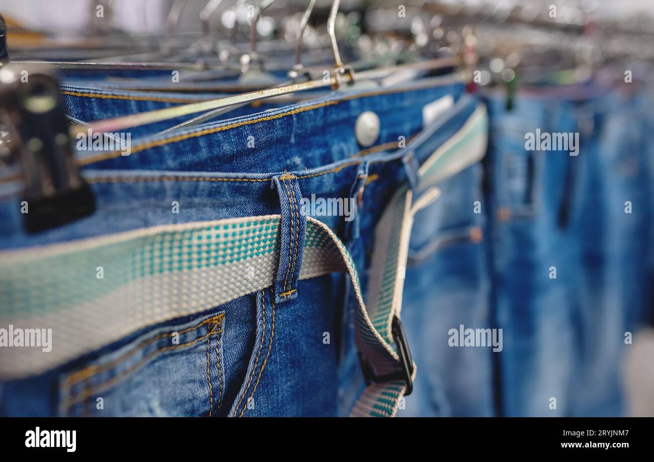 Regal mit Jeans im Bekleidungsgeschäft. Stockfoto
